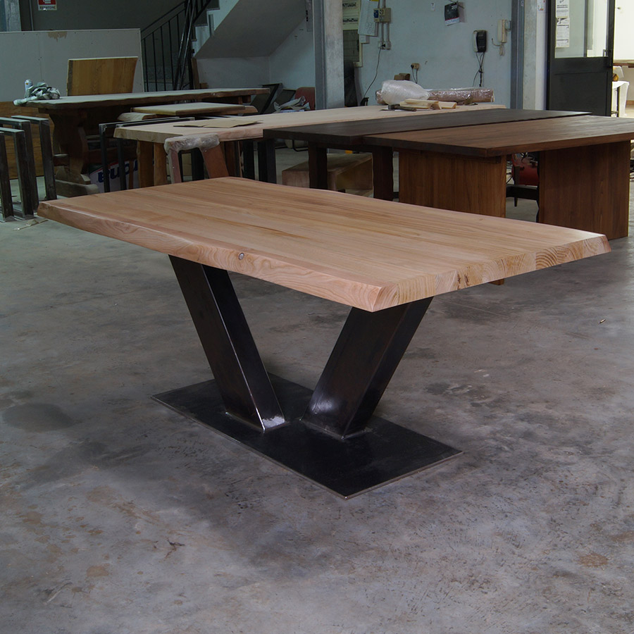 Tavolo con piano in assi di legno massello e gambe in ferro