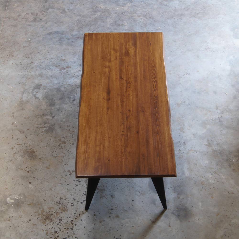 Andrea. Tavolo in legno massello di castagno e gambe in ferro